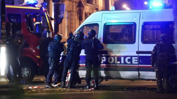 Mange dræbte, gidsler og eksplosioner flere steder i Paris