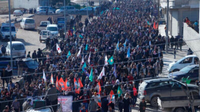 Tusinder marcherer i Kobanê for at forsvare Shengal