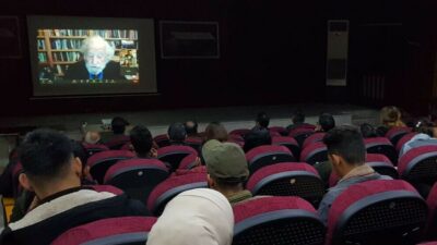 Noam Chomsky holdt den indledende forelæsning ved Rojava University den 15. januar
