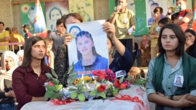 Sammenslutning af Internationalister hylder fem piger, der blev dræbt af tyrkisk drone for et år siden