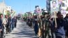 Mænd demonstrerer i Kobanê mod vold rettet mod kvinder